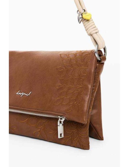 Bolso desigual mediano logo charm camel