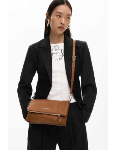 Bolso desigual mediano logo charm camel