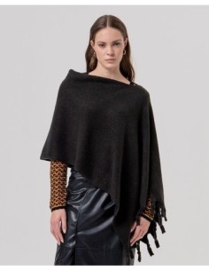 Poncho de punto con flecos Negro Surkana 2