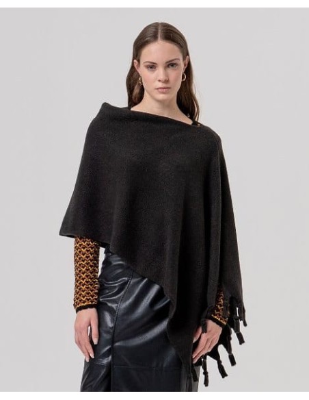 Poncho de punto con flecos Negro Surkana