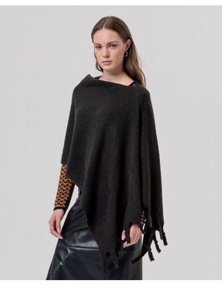 Poncho de punto con flecos Negro Surkana